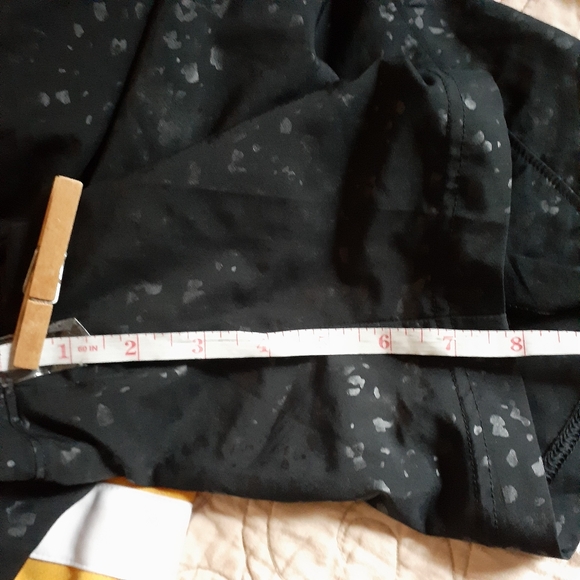 Under Armour Loose Black Medium Shorts - Picture 15 of 16